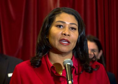 San Francisco, CA - 19 Aralık 2024: Belediye Başkanı London Breed, futbol imtiyazına, Hazine Adası 'nı kendi tesisi olarak kilitleme yetkisi veren bir yasayı imzalama etkinliğinde konuşma yapacak.