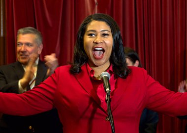 San Francisco, CA - 19 Aralık 2024: Belediye Başkanı London Breed, futbol imtiyazına, Hazine Adası 'nı kendi tesisi olarak kilitleme yetkisi veren bir yasayı imzalama etkinliğinde konuşma yapacak