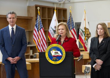 Turlock, CA - 6 Ocak 2025: Doktor Britt Rios-Ellis, Gavin Newsom ile Kaliforniya 'daki ilk iş projesiyle ilgili basın toplantısında konuştu
