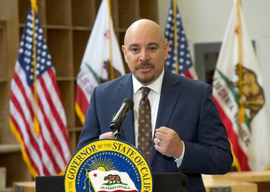 Turlock, CA - 6 Ocak 2025: Erick Serrato, Gavin Newsom ile Kaliforniya İlk Projesi ile ilgili basın toplantısında konuşuyor