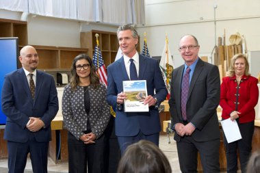 Turlock, CA - 6 Ocak 2025: Vali Gavin Newsom Kaliforniya Görevleri ile ilgili bir basın toplantısında İlk proje ve yaklaşan mali yıl için bütçe başlıklarını inceledi