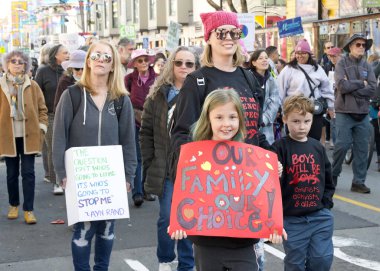 San Francisco, CA - 18 Ocak 2024: Halkın Yürüyüşü 'nün tanımlanamayan katılımcıları, yaklaşan Trump Yönetimi tarafından tehdit edildiğini düşündükleri üreme hakları ve diğer nedenler için çağrıda bulundular. 