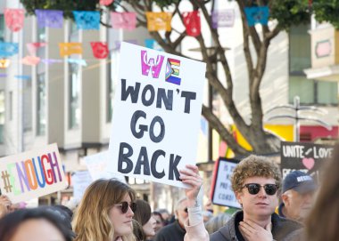 San Francisco, CA - 18 Ocak 2024: Halkın Yürüyüşü 'nün tanımlanamayan katılımcıları, yaklaşan Trump Yönetimi tarafından tehdit edildiğini düşündükleri üreme hakları ve diğer nedenler için çağrıda bulundular. 