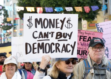 San Francisco, CA - 18 Ocak 2024: Halkın Yürüyüşü 'nün tanımlanamayan katılımcıları, yaklaşan Trump Yönetimi tarafından tehdit edildiğini düşündükleri üreme hakları ve diğer nedenler için çağrıda bulundular. 