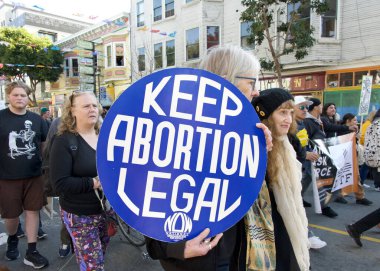 San Francisco, CA - 18 Ocak 2024: Halkın Yürüyüşü 'nün tanımlanamayan katılımcıları, yaklaşan Trump Yönetimi tarafından tehdit edildiğini düşündükleri üreme hakları ve diğer nedenler için çağrıda bulundular. 