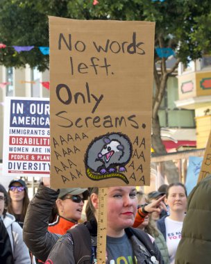 San Francisco, CA - 18 Ocak 2024: Halkın Yürüyüşü 'nün tanımlanamayan katılımcıları, yaklaşan Trump Yönetimi tarafından tehdit edildiğini düşündükleri üreme hakları ve diğer nedenler için çağrıda bulundular. 