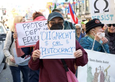 San Francisco, CA - 18 Ocak 2024: Halkın Yürüyüşü 'nün tanımlanamayan katılımcıları, yaklaşan Trump Yönetimi tarafından tehdit edildiğini düşündükleri üreme hakları ve diğer nedenler için çağrıda bulundular. 
