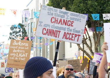 San Francisco, CA - 18 Ocak 2024: Halkın Yürüyüşü 'nün tanımlanamayan katılımcıları, yaklaşan Trump Yönetimi tarafından tehdit edildiğini düşündükleri üreme hakları ve diğer nedenler için çağrıda bulundular.