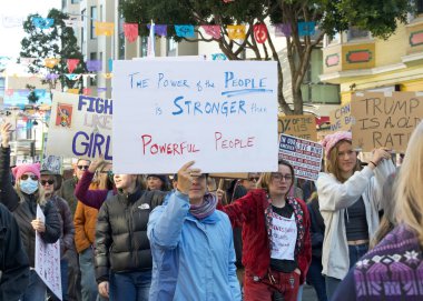 San Francisco, CA - 18 Ocak 2024: Halkın Yürüyüşü 'nün tanımlanamayan katılımcıları, yaklaşan Trump Yönetimi tarafından tehdit edildiğini düşündükleri üreme hakları ve diğer nedenler için çağrıda bulundular.