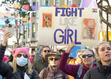 San Francisco, CA - 18 Ocak 2024: Halkın Yürüyüşü 'nün tanımlanamayan katılımcıları, yaklaşan Trump Yönetimi tarafından tehdit edildiğini düşündükleri üreme hakları ve diğer nedenler için çağrıda bulundular. 