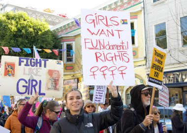 San Francisco, CA - 18 Ocak 2024: Halkın Yürüyüşü 'nün tanımlanamayan katılımcıları, yaklaşan Trump Yönetimi tarafından tehdit edildiğini düşündükleri üreme hakları ve diğer nedenler için çağrıda bulundular. 