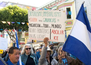 San Francisco, CA - 18 Ocak 2024: Halkın Yürüyüşü 'nün tanımlanamayan katılımcıları, yaklaşan Trump Yönetimi tarafından tehdit edildiğini düşündükleri üreme hakları ve diğer nedenler için çağrıda bulundular. 