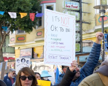 San Francisco, CA - 18 Ocak 2024: Halkın Yürüyüşü 'nün tanımlanamayan katılımcıları, yaklaşan Trump Yönetimi tarafından tehdit edildiğini düşündükleri üreme hakları ve diğer nedenler için çağrıda bulundular. 