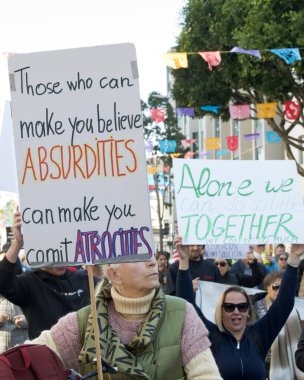 San Francisco, CA - 18 Ocak 2024: Halkın Yürüyüşü 'nün tanımlanamayan katılımcıları, yaklaşan Trump Yönetimi tarafından tehdit edildiğini düşündükleri üreme hakları ve diğer nedenler için çağrıda bulundular. 