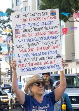 San Francisco, CA - 18 Ocak 2024: Halkın Yürüyüşü 'nün tanımlanamayan katılımcıları, yaklaşan Trump Yönetimi tarafından tehdit edildiğini düşündükleri üreme hakları ve diğer nedenler için çağrıda bulundular. 