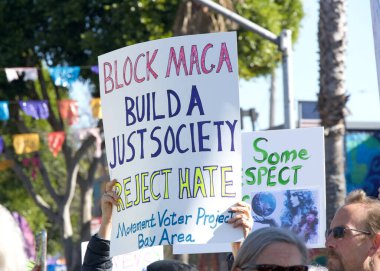 San Francisco, CA - 18 Ocak 2024: Halkın Yürüyüşü 'nün tanımlanamayan katılımcıları, yaklaşan Trump Yönetimi tarafından tehdit edildiğini düşündükleri üreme hakları ve diğer nedenler için çağrıda bulundular. 