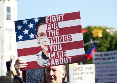 San Francisco, CA - 18 Ocak 2024: Halkın Yürüyüşü 'nün tanımlanamayan katılımcıları, yaklaşan Trump Yönetimi tarafından tehdit edildiğini düşündükleri üreme hakları ve diğer nedenler için çağrıda bulundular. 