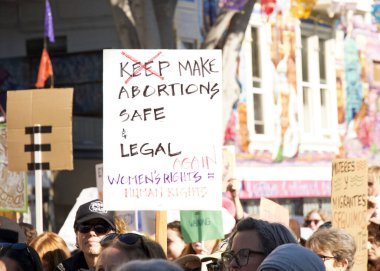 San Francisco, CA - 18 Ocak 2024: Halkın Yürüyüşü 'nün tanımlanamayan katılımcıları, yaklaşan Trump Yönetimi tarafından tehdit edildiğini düşündükleri üreme hakları ve diğer nedenler için çağrıda bulundular. 