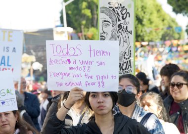 San Francisco, CA - 18 Ocak 2024: Halkın Yürüyüşü 'nün tanımlanamayan katılımcıları, yaklaşan Trump Yönetimi tarafından tehdit edildiğini düşündükleri üreme hakları ve diğer nedenler için çağrıda bulundular. 
