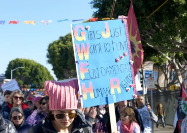 San Francisco, CA - 18 Ocak 2024: Halkın Yürüyüşü 'nün tanımlanamayan katılımcıları, yaklaşan Trump Yönetimi tarafından tehdit edildiğini düşündükleri üreme hakları ve diğer nedenler için çağrıda bulundular. 