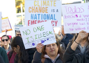 San Francisco, CA - 18 Ocak 2024: Halkın Yürüyüşü 'nün tanımlanamayan katılımcıları, yaklaşan Trump Yönetimi tarafından tehdit edildiğini düşündükleri üreme hakları ve diğer nedenler için çağrıda bulundular. 