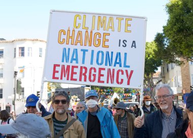 San Francisco, CA - 18 Ocak 2024: Halkın Yürüyüşü 'nün tanımlanamayan katılımcıları, yaklaşan Trump Yönetimi tarafından tehdit edildiğini düşündükleri üreme hakları ve diğer nedenler için çağrıda bulundular. 