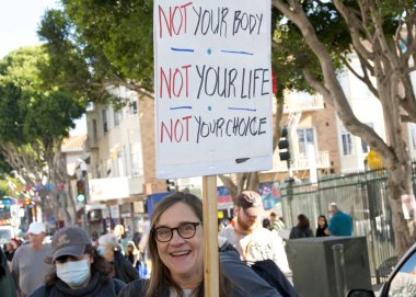 San Francisco, CA - 18 Ocak 2024: Halkın Yürüyüşü 'nün tanımlanamayan katılımcıları, yaklaşan Trump Yönetimi tarafından tehdit edildiğini düşündükleri üreme hakları ve diğer nedenler için çağrıda bulundular. 