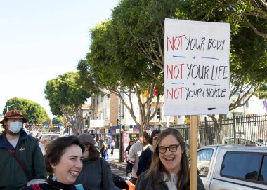 San Francisco, CA - 18 Ocak 2024: Halkın Yürüyüşü 'nün tanımlanamayan katılımcıları, yaklaşan Trump Yönetimi tarafından tehdit edildiğini düşündükleri üreme hakları ve diğer nedenler için çağrıda bulundular.