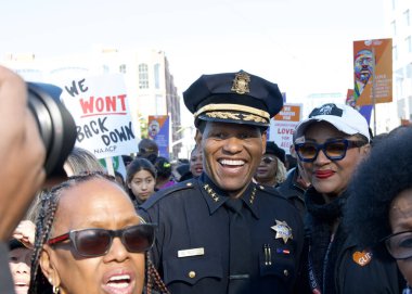 San Francisco, CA - 20 Ocak 2025: Martin Luther King March 'ın katılımcıları, ellerinde işaretlerle, Caltrain istasyonundan 4. Cadde' ye doğru yürüyorlar..