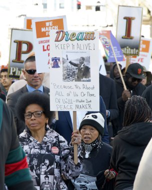 San Francisco, CA - 20 Ocak 2025: Martin Luther King March 'ın katılımcıları, ellerinde işaretlerle, Caltrain istasyonundan 4. Cadde' ye doğru yürüyorlar..