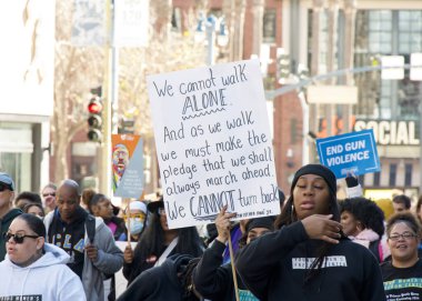 San Francisco, CA - 20 Ocak 2025: Martin Luther King March 'ın katılımcıları, ellerinde işaretlerle, Caltrain istasyonundan 4. Cadde' ye doğru yürüyorlar..