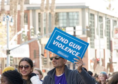 San Francisco, CA - 20 Ocak 2025: Martin Luther King March 'ın katılımcıları, ellerinde işaretlerle, Caltrain istasyonundan 4. Cadde' ye doğru yürüyorlar..