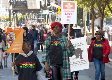 San Francisco, CA - 20 Ocak 2025: Martin Luther King March 'ın katılımcıları, ellerinde işaretlerle, Caltrain istasyonundan 4. Cadde' ye doğru yürüyorlar..