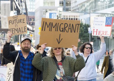 San Francisco, CA - 20 Ocak 2025: Martin Luther King March 'ın katılımcıları, ellerinde işaretlerle, Caltrain istasyonundan 4. Cadde' ye doğru yürüyorlar..