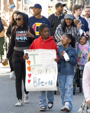 San Francisco, CA - 20 Ocak 2025: Martin Luther King March 'ın katılımcıları, ellerinde işaretlerle, Caltrain istasyonundan 4. Cadde' ye doğru yürüyorlar..