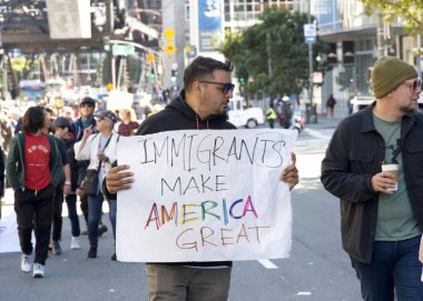 San Francisco, CA - 20 Ocak 2025: Martin Luther King March 'ın katılımcıları, ellerinde işaretlerle, Caltrain istasyonundan 4. Cadde' ye doğru yürüyorlar..