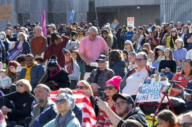 San Francisco, CA - 20 Ocak 2025: Martin Luther King yürüyüşünün kimliği belirsiz katılımcıları Yerba Buena Garden 'daki mitingde siyasetçiler, şehir ve toplum liderlerinin konuşmalarını izliyorlar