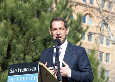 San Francisco, CA - 20 Ocak 2025: San Franciscos yeni seçilen belediye başkanı Daniel Lurie, Yerba Buena Garden 'daki Luther King yürüyüş mitinginde konuşma yaptı. 