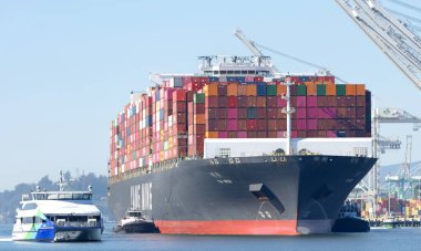 Oakland, CA - 23 Ocak 2025 Kargo Gemisi YM dileği Oakland Limanı 'ndan ayrılıyor. Yang Ming Deniz Nakliye Şirketi 70 'ten fazla ülkeye 170' den fazla hizmet puanı sağlıyor..