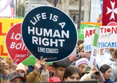 San Francisco, CA - 25 Ocak 2025: Yaşam İçin Yaşam Yürüyüşü 'nün tanımlanamayan katılımcıları, yaşam karşıtı tabelalar ve pankartlarla, Embarcadero' ya doğru ilerliyorlar..