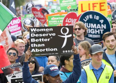 San Francisco, CA - 25 Ocak 2025: Yaşam İçin Yaşam Yürüyüşü 'nün tanımlanamayan katılımcıları, yaşam karşıtı tabelalar ve pankartlarla, Embarcadero' ya doğru ilerliyorlar..