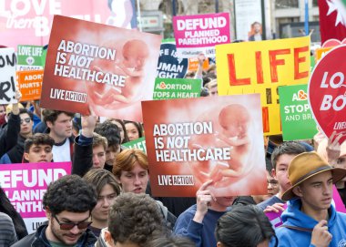 San Francisco, CA - 25 Ocak 2025: Yaşam İçin Yaşam Yürüyüşü 'nün tanımlanamayan katılımcıları, yaşam karşıtı tabelalar ve pankartlarla, Embarcadero' ya doğru ilerliyorlar..