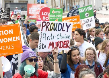 San Francisco, CA - 25 Ocak 2025: Yaşam İçin Yaşam Yürüyüşü 'nün tanımlanamayan katılımcıları, yaşam karşıtı tabelalar ve pankartlarla, Embarcadero' ya doğru ilerliyorlar..