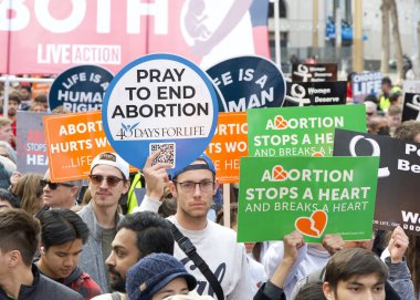 San Francisco, CA - 25 Ocak 2025: Yaşam İçin Yaşam Yürüyüşü 'nün tanımlanamayan katılımcıları, yaşam karşıtı tabelalar ve pankartlarla, Embarcadero' ya doğru ilerliyorlar..