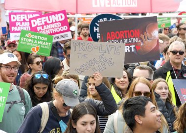 San Francisco, CA - 25 Ocak 2025: Yaşam İçin Yaşam Yürüyüşü 'nün tanımlanamayan katılımcıları, yaşam karşıtı tabelalar ve pankartlarla, Embarcadero' ya doğru ilerliyorlar..