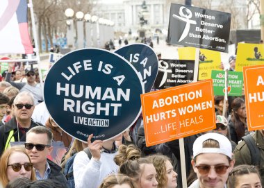 San Francisco, CA - 25 Ocak 2025: Yaşam İçin Yaşam Yürüyüşü 'nün tanımlanamayan katılımcıları, yaşam karşıtı tabelalar ve pankartlarla, Embarcadero' ya doğru ilerliyorlar..