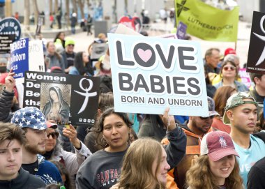 San Francisco, CA - 25 Ocak 2025: Yaşam İçin Yaşam Yürüyüşü 'nün tanımlanamayan katılımcıları, yaşam karşıtı tabelalar ve pankartlarla, Embarcadero' ya doğru ilerliyorlar..