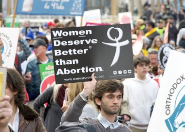 San Francisco, CA - 25 Ocak 2025: Yaşam İçin Yaşam Yürüyüşü 'nün tanımlanamayan katılımcıları, yaşam karşıtı tabelalar ve pankartlarla, Embarcadero' ya doğru ilerliyorlar..