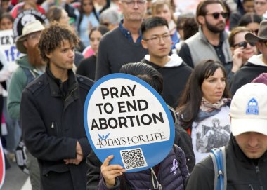 San Francisco, CA - 25 Ocak 2025: Yaşam İçin Yaşam Yürüyüşü 'nün tanımlanamayan katılımcıları, yaşam karşıtı tabelalar ve pankartlarla, Embarcadero' ya doğru ilerliyorlar..