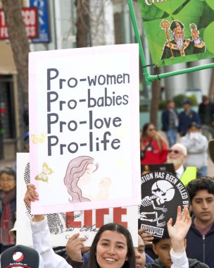 San Francisco, CA - 25 Ocak 2025: Yaşam İçin Yaşam Yürüyüşü 'nün tanımlanamayan katılımcıları, yaşam karşıtı tabelalar ve pankartlarla, Embarcadero' ya doğru ilerliyorlar..